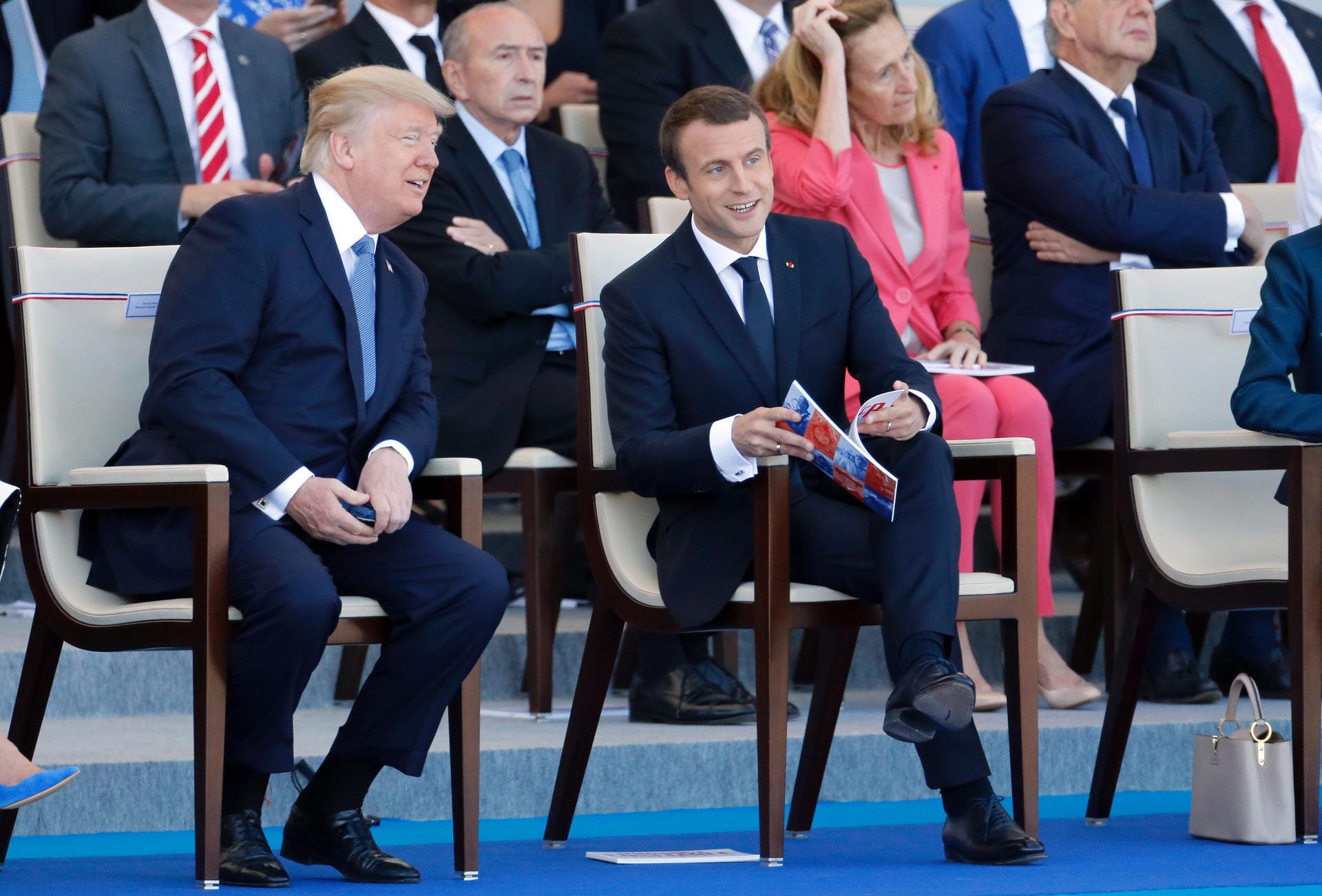 Letztes Jahr im Juli war Trump zu Gast in Frankreich. In Paris wurde er von Macron zu einer Militärparade zum Nationalfeiertag und zu einem Dinner im Eifelturm eingeladen. Das machte Eindruck auf Trump und beim Besuch von Macron in den USA fährt auch der US-Präsident groß auf.... Letztes Jahr im Juli war Trump zu Gast in Frankreich. In Paris wurde er von Macron zu einer Militärparade zum Nationalfeiertag und zu einem Dinner im Eifelturm eingeladen. Das machte Eindruck auf Trump und beim Besuch von Macron in den USA fährt auch der US-Präsident groß auf....