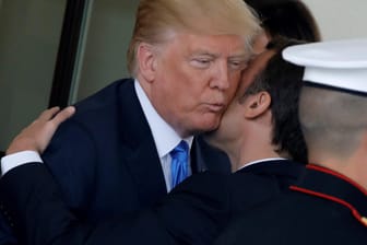 ...Trump begrüßt Macron sogar mit einem Küsschen.
