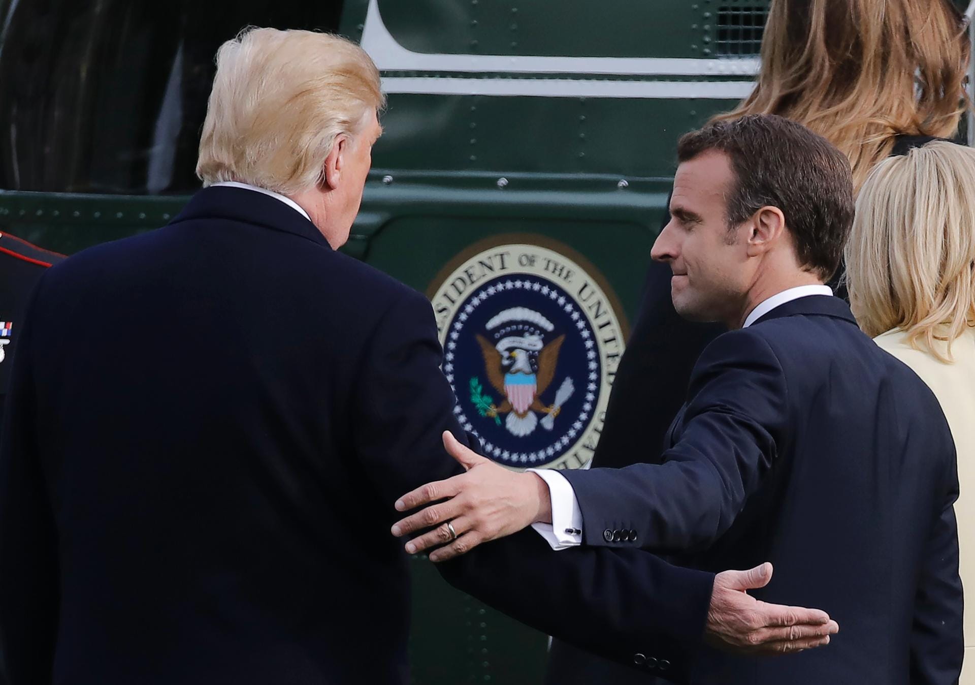 ...Auch hier geben sich Trump und Macron sehr kontaktfreudig... ...Auch hier geben sich Trump und Macron sehr kontaktfreudig...