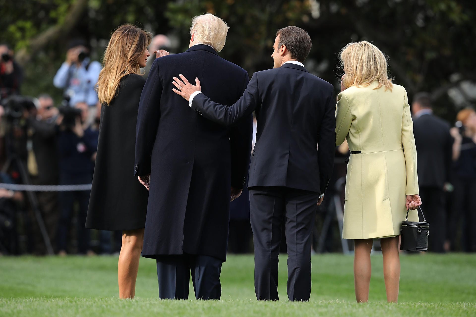 Auf dem Rückweg geben sich die Präsidenten Frankreichs und der USA für die Fotografen betont freundschaftlich. Auch beim anschließenden Abendessen... Auf dem Rückweg geben sich die Präsidenten Frankreichs und der USA für die Fotografen betont freundschaftlich. Auch beim anschließenden Abendessen...