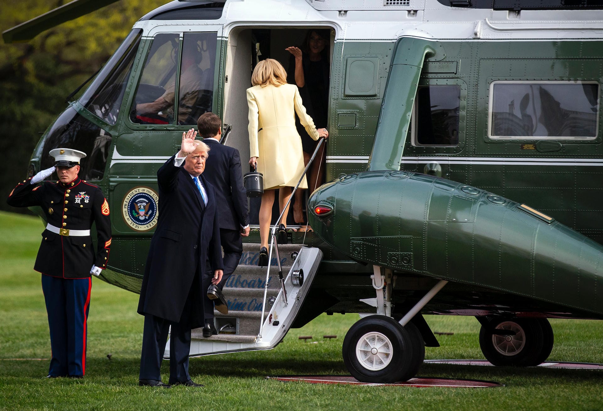 Dann zeigt Trump den Macrons die US-Hauptstadt Washington von oben im Helikopter des Präsidenten. Dann zeigt Trump den Macrons die US-Hauptstadt Washington von oben im Helikopter des Präsidenten.
