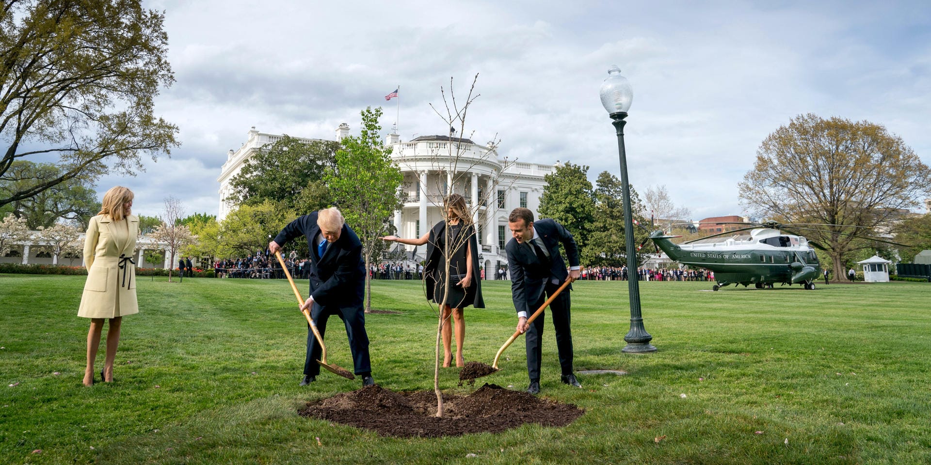 Nach dem Rundflug pflanzen Trump und Macron gemeinsam vor Soldaten einen Eichenbaum im Garten des Weißen Hauses. Nach dem Rundflug pflanzen Trump und Macron gemeinsam vor Soldaten einen Eichenbaum im Garten des Weißen Hauses.