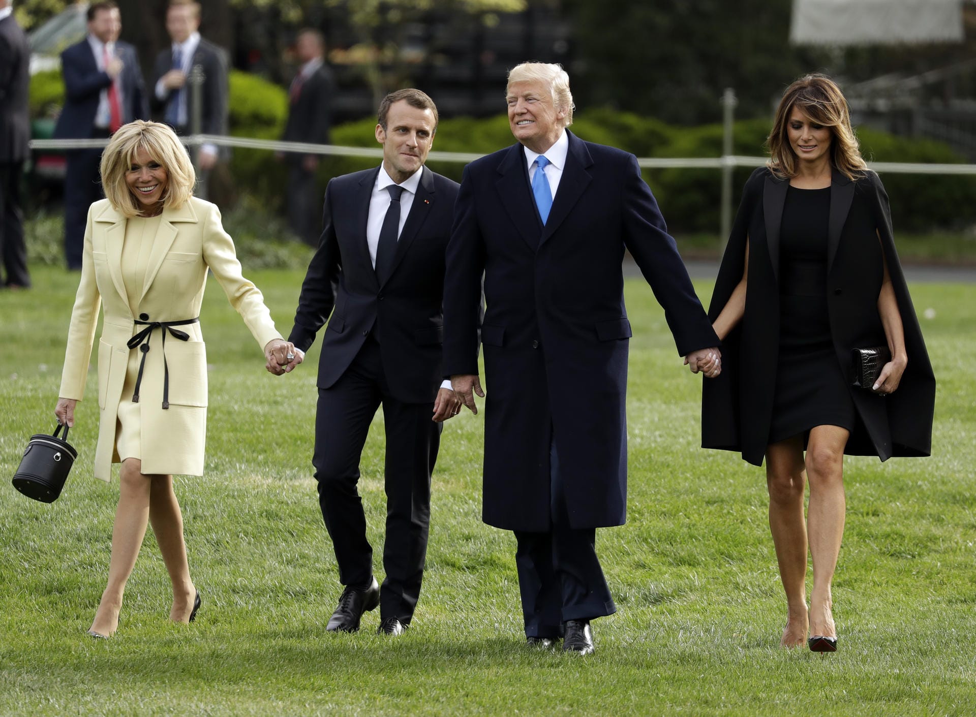 Nach einer Führung durch das "Oval Office" gehen die Trumps und Macrons im Garten des Weißen Hauses spazieren.... Nach einer Führung durch das "Oval Office" gehen die Trumps und Macrons im Garten des Weißen Hauses spazieren....