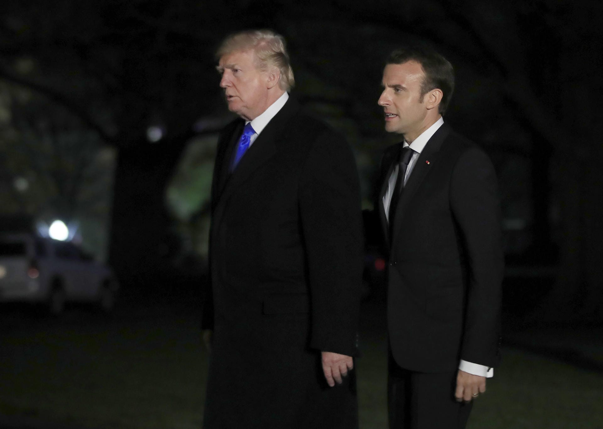 Nach dem Abendessen verabschieden sich Trump und Macron über den Südrasen des Weißen Hauses. Nach dem Abendessen verabschieden sich Trump und Macron über den Südrasen des Weißen Hauses.