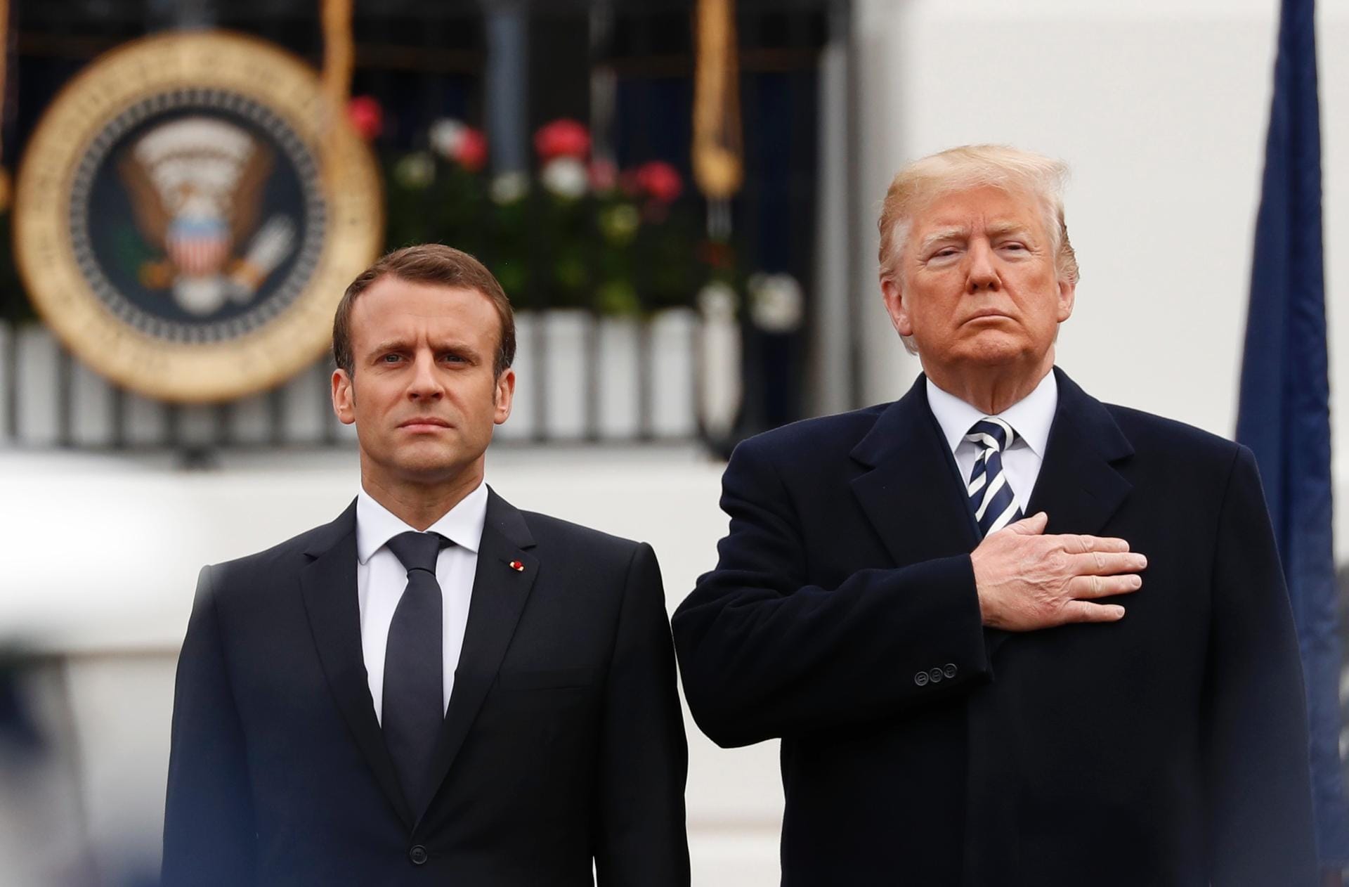 Besonder glücklich wird Macron bei dem Empfang nicht. Wichtige Gespräche zwischen Macron und Trump stehen danach an... Besonder glücklich wird Macron bei dem Empfang nicht. Wichtige Gespräche zwischen Macron und Trump stehen danach an...