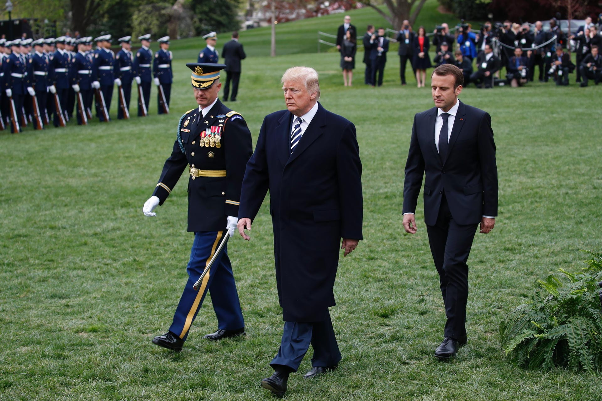 ...Trump inszeniert eine Zeromonie mit viel militärischem TamTam... ...Trump inszeniert eine Zeromonie mit viel militärischem TamTam...