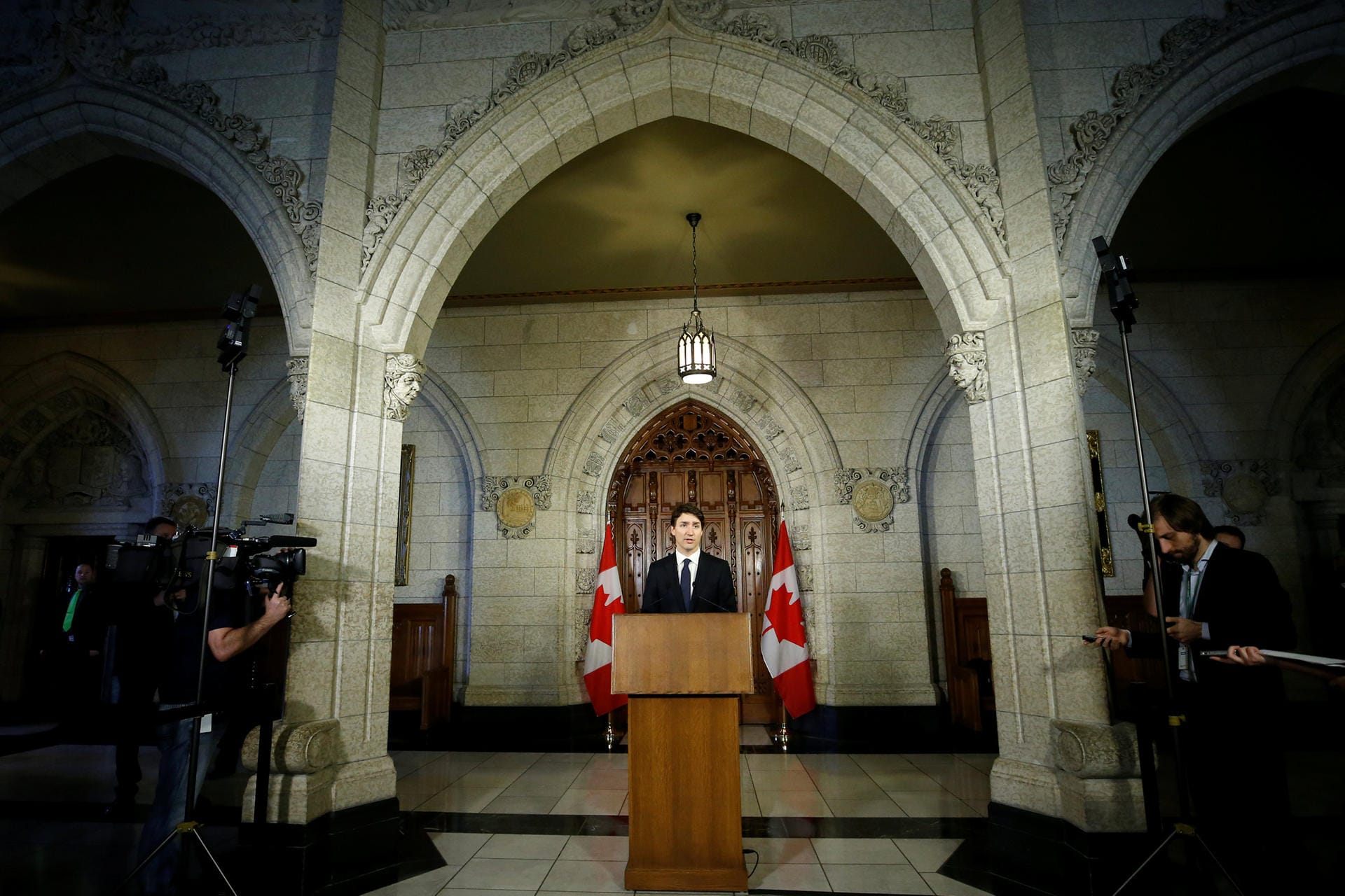 Kanadas Premierminister Justin Trudeau hielt im Parlament eine Rede. Sein Land werde tun, was möglich sei, um seine Bürger zu schützen – und gleichzeitig seinen Werten treu bleiben, sagte Trudeau auf einer Pressekonferenz: "Wir können uns als Kanadier nicht dazu entschließen, jeden einzelnen Tag in Angst zu leben, während wir unseren täglichen Geschäften nachgehen."
