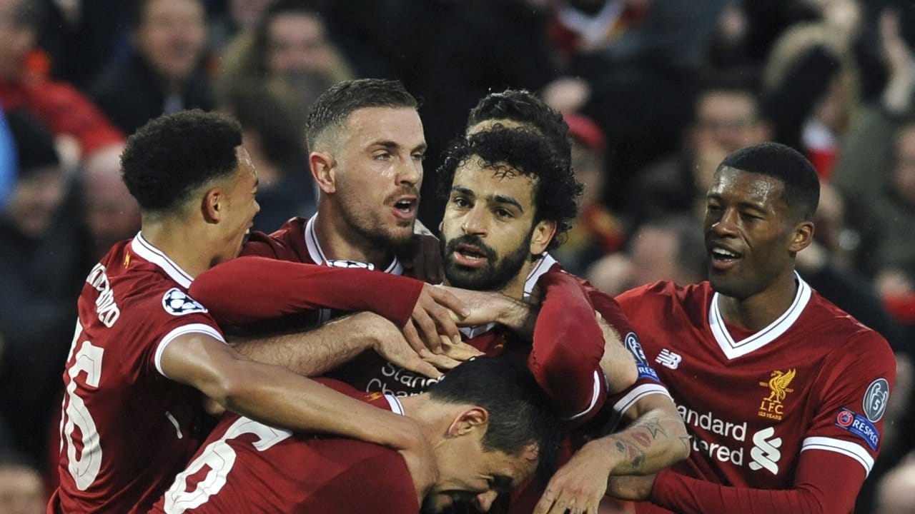 Liverpools Mohamed Salah (M) jubelt mit seinen Teamkollegen über seinen Treffer zum 1:0 gegen die Roma.