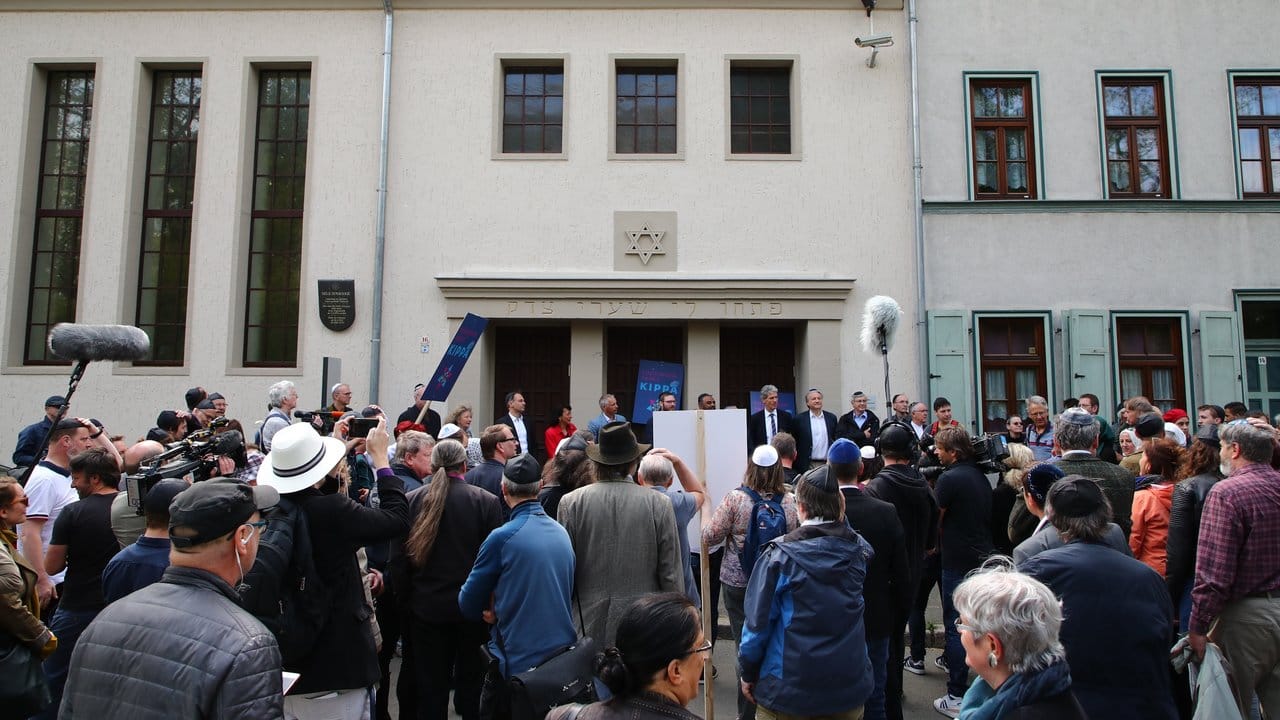 Teilnehmer einer Demonstration gegen Antisemitismus versammeln sich vor der neuen Synagoge in Erfurt. Teilnehmer einer Demonstration gegen Antisemitismus versammeln sich vor der neuen Synagoge in Erfurt.