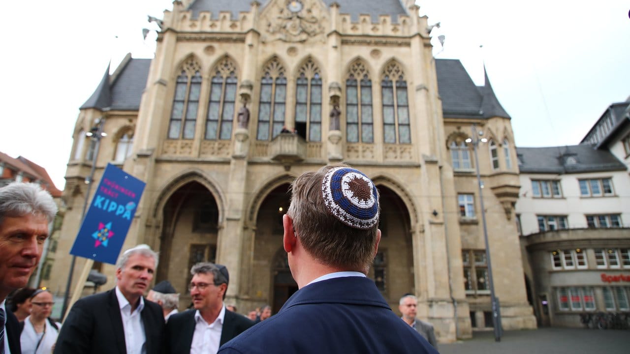 Vor dem Rathaus in Erfurt trägt Thüringens Ministerpräsident Bodo Ramelow eine Kippa. Vor dem Rathaus in Erfurt trägt Thüringens Ministerpräsident Bodo Ramelow eine Kippa.