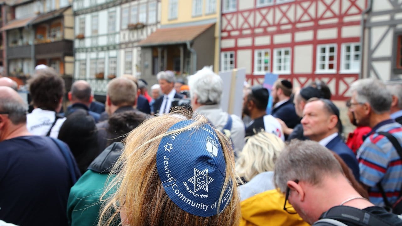 Mit der Demonstration in Erfurt wollen die Teilnehmer ein Zeichen gegen Antisemitismus und Ausgrenzung setzen. Mit der Demonstration in Erfurt wollen die Teilnehmer ein Zeichen gegen Antisemitismus und Ausgrenzung setzen.