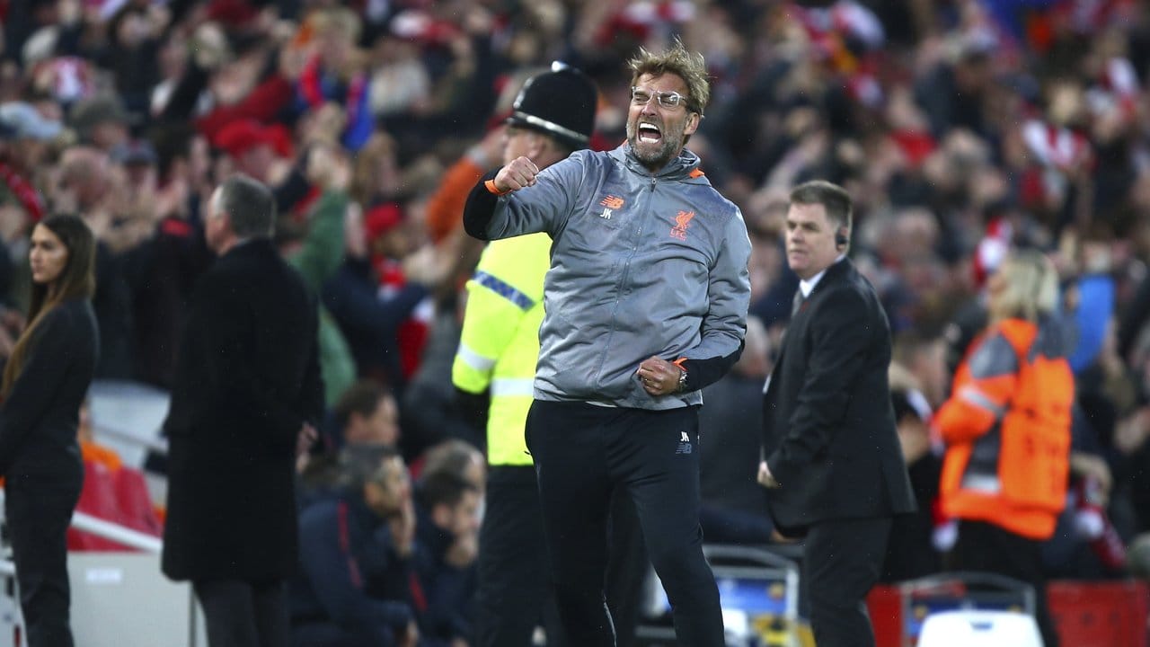 Liverpools Trainer Jürgen Klopp (M) feiert den Treffer von Salah euphorisch.