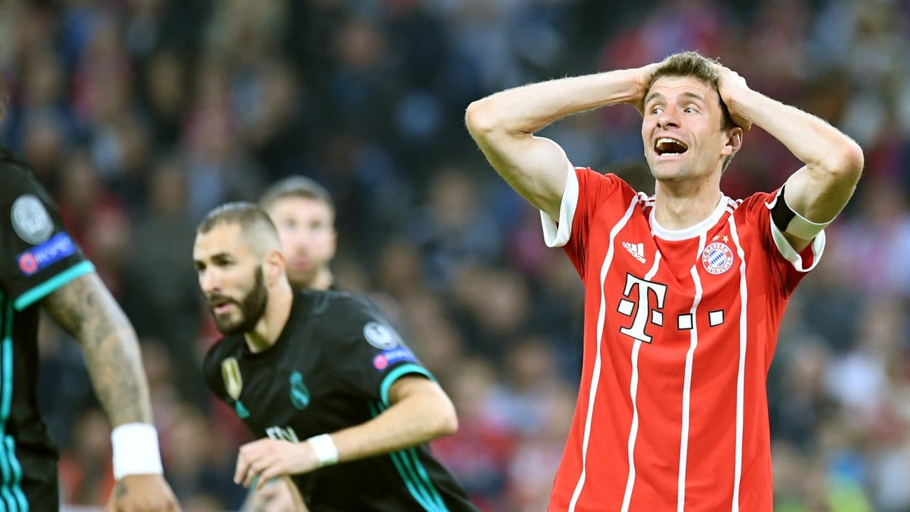 Bayern Münchens Kapitän Thomas Müller greift sich mit beiden Händen nach einer vergebenen Chance gegen Real Madrid an den Kopf.