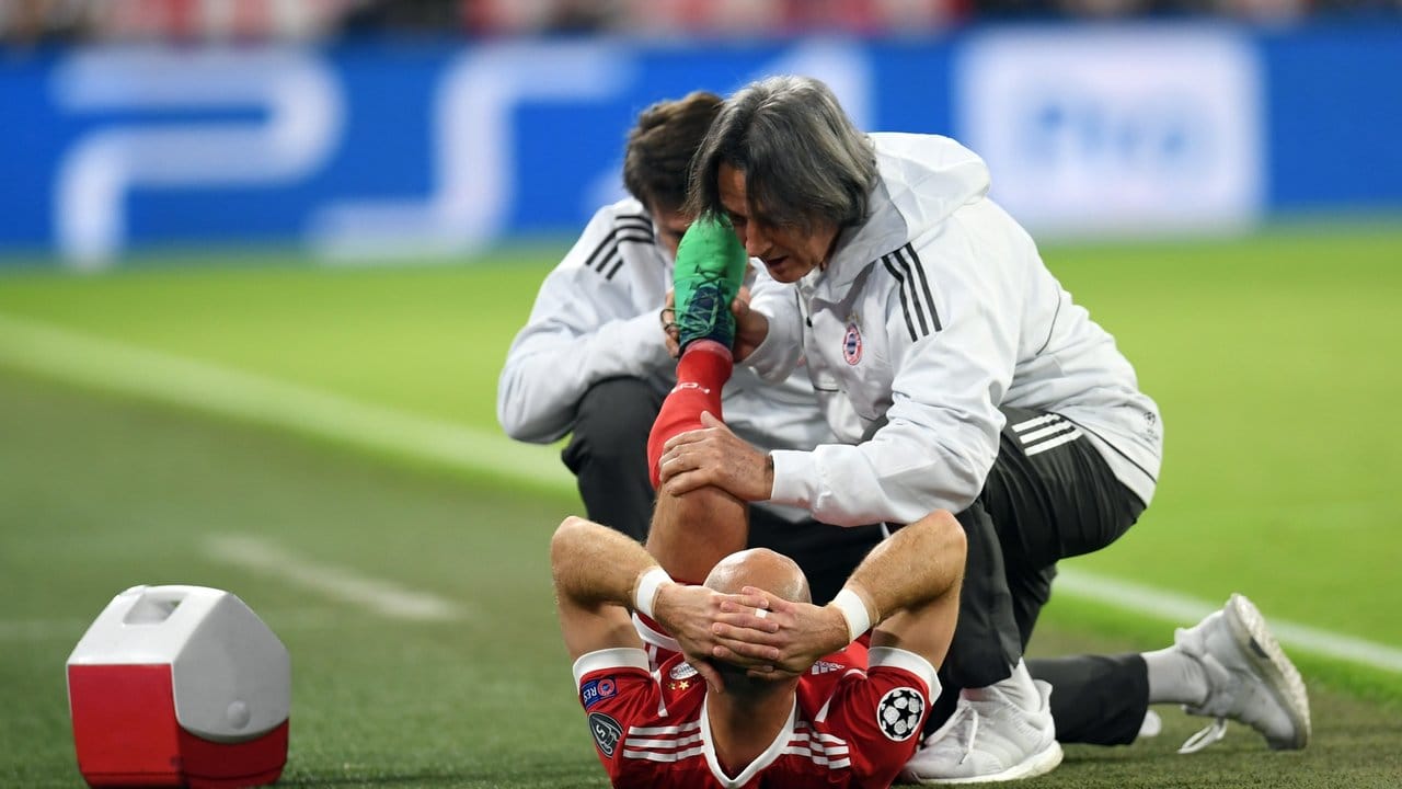 Arjen Robben wird von Teamarzt Hans-Wilhelm Müller-Wohlfahrt (r) behandelt.