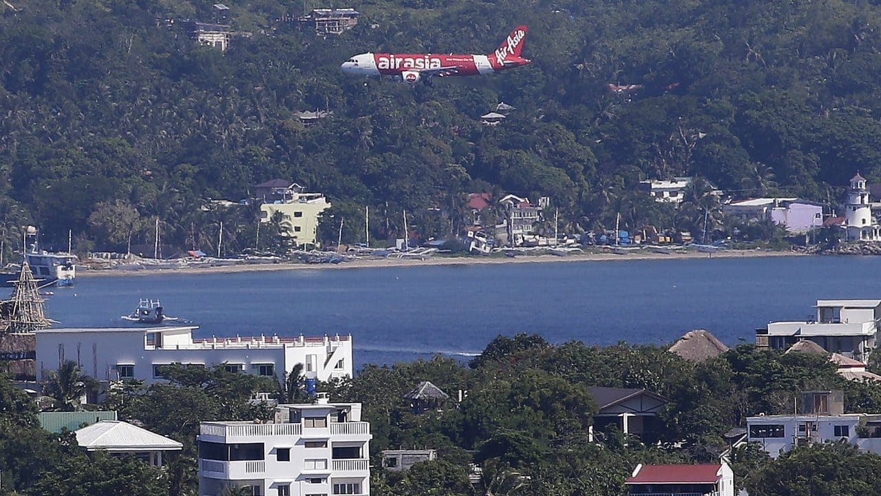 Ein Flugzeug im Landeanflug auf Boracay: Heute gibt es mehr als 4500 Hotels, Gaststätten und sonstige Geschäfte, die auf der Insel vom Tourismus leben. Ein Flugzeug im Landeanflug auf Boracay: Heute gibt es mehr als 4500 Hotels, Gaststätten und sonstige Geschäfte, die auf der Insel vom Tourismus leben.