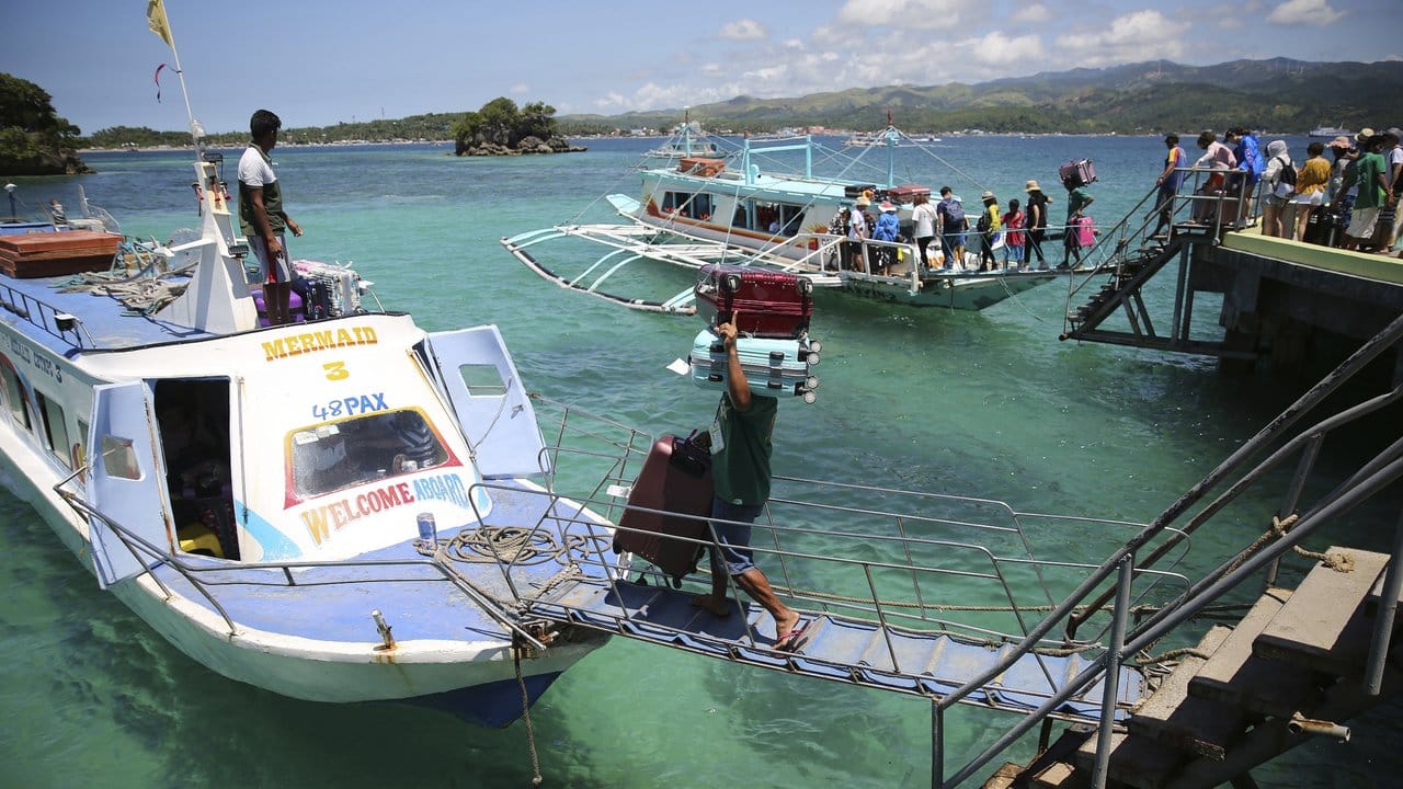 Touristen verlassen Boracay per Boot. Touristen verlassen Boracay per Boot.