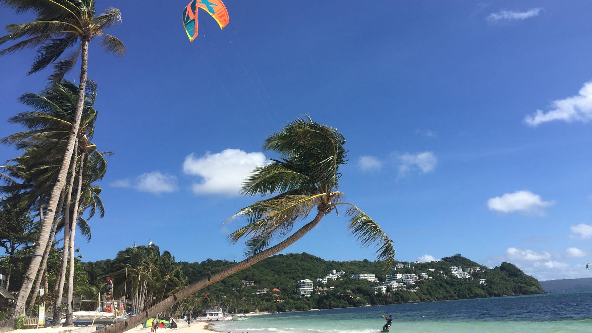 Boracay – Ein Kitesurfer am Bulabog Beac: Vor ein paar Wochen galt die Philippinen-Insel Boracay noch als Traumziel.