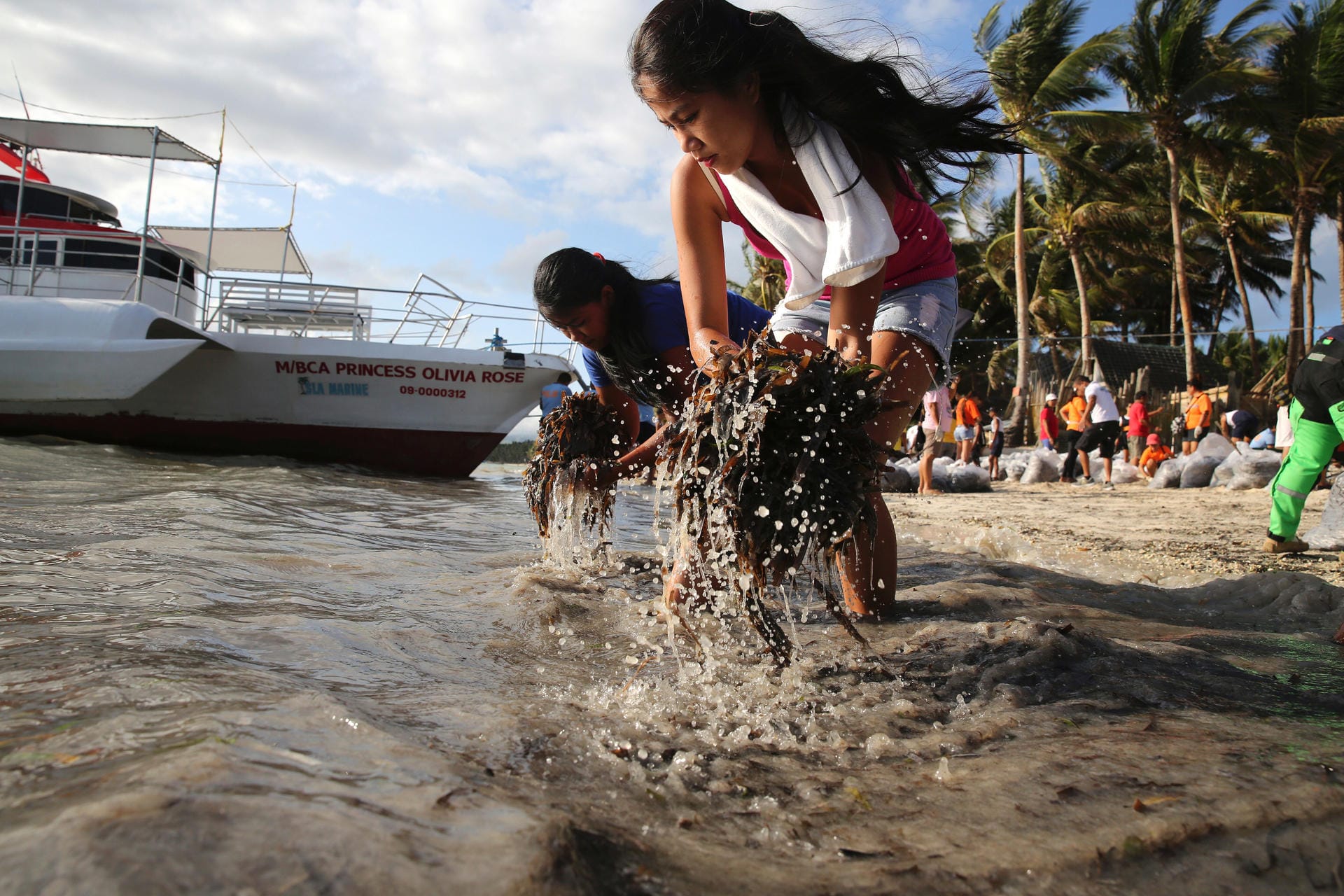 Anwohner der Insel beseitigen Algen am Strand: Die Schließung von Boracay soll dazu genutzt werden, die Insel aufzuräumen.