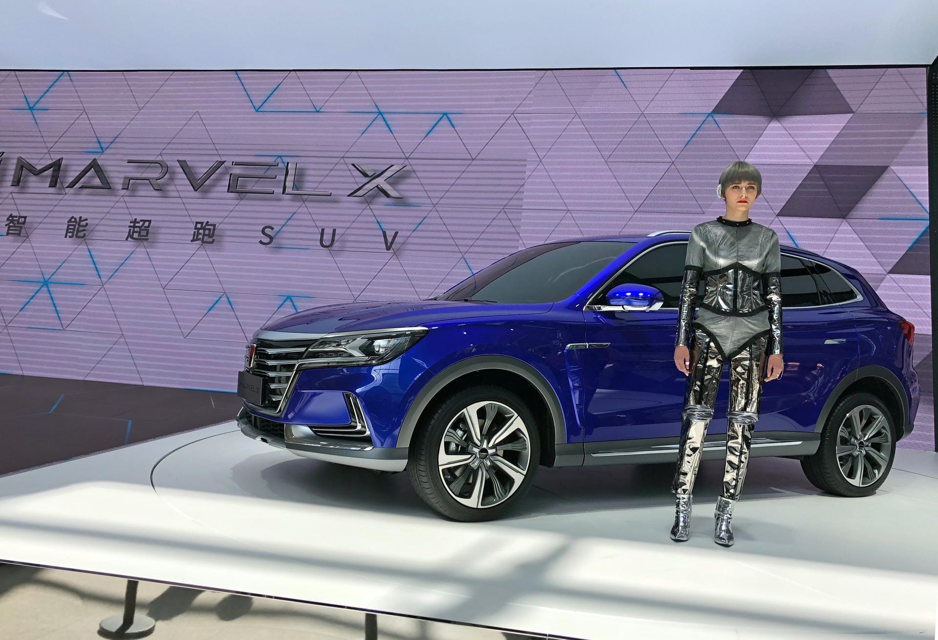 Roewe Marvel X: Neben dem chinesischen SUV zeigen Dutzende weiterer einheimischer Marken ihre Neuheiten auf der Messe. Design und Qualität haben sich inzwischen gewaltig verbessert.
