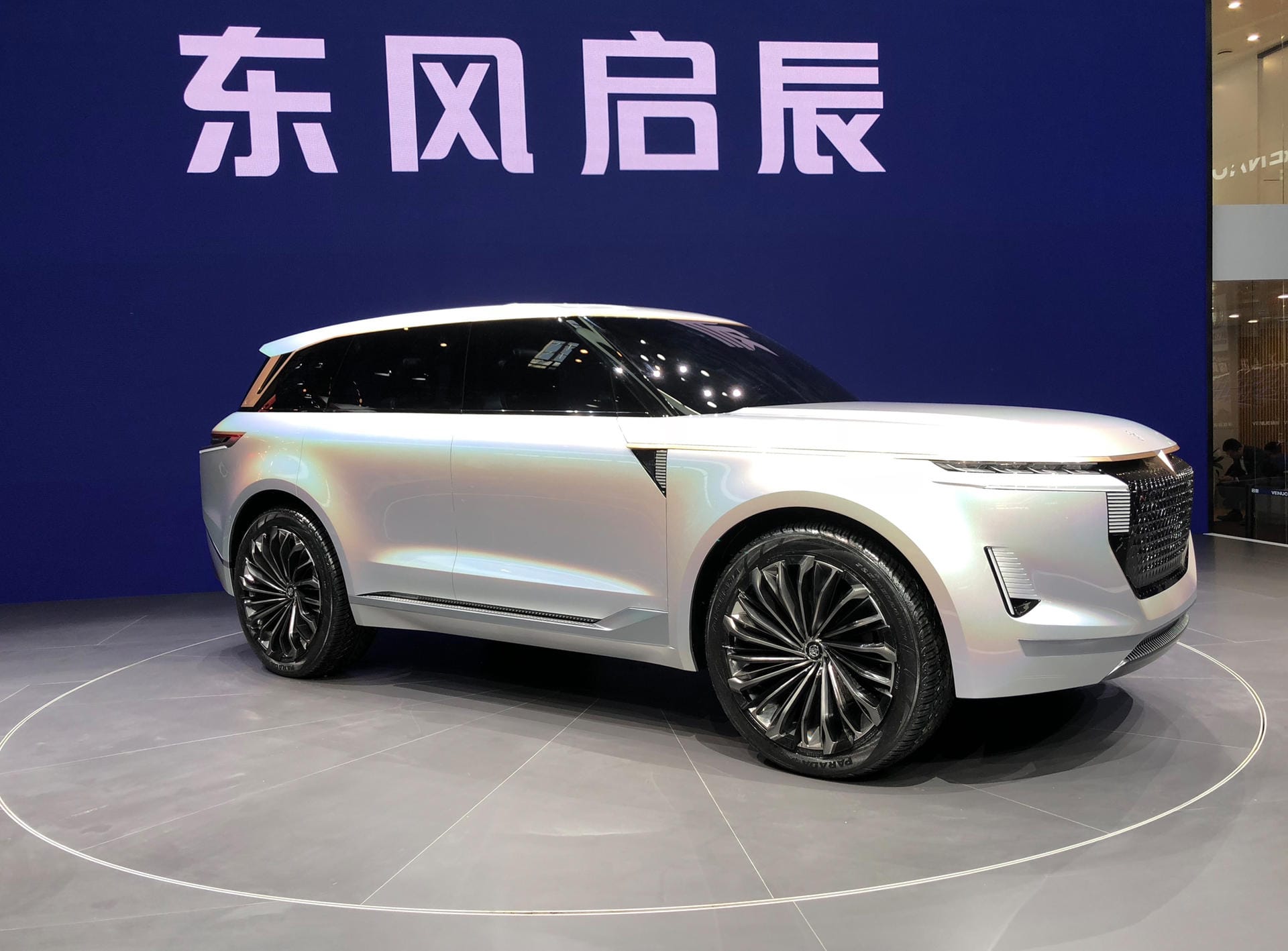Hat man schon irgendwo gesehen: Chinesische Marken kopieren Designs nicht mehr wie früher. Manches kommt einem dennoch bekannt vor. Die Linien des Venucia-SUV etwa erinnern stark an Land Rover.