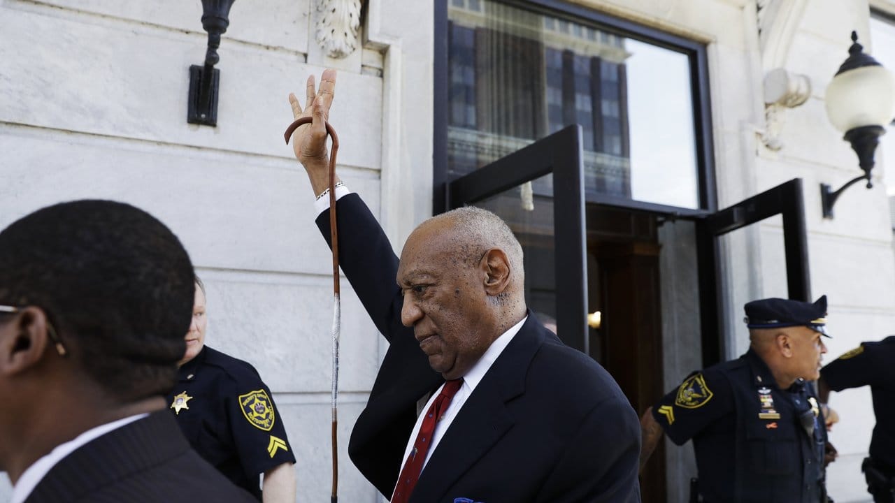 Bill Cosby verlässt nach dem Jury-Urteil das Montgomery County Bezirksgericht.