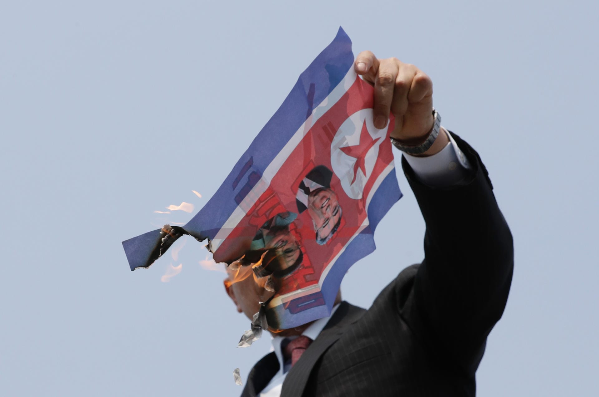 Doch es gab auch Proteste: Aktivisten setzten zwei nordkoreanische Flaggen aus Papier in Brand, auf denen Bilder von Kim Jong Un und dessen verstorbenem Vater und Großvater zu sehen waren. Sie forderten auch den Rücktritt von Moon. Zu gewaltsamen Zwischenfällen kam es nicht. Hunderte Demonstranten versammelten sich in der Nähe des Grenzortes Panmunjom und protestierten gegen die Gespräche zwischen Kim Jong Un und Moon Jae In.