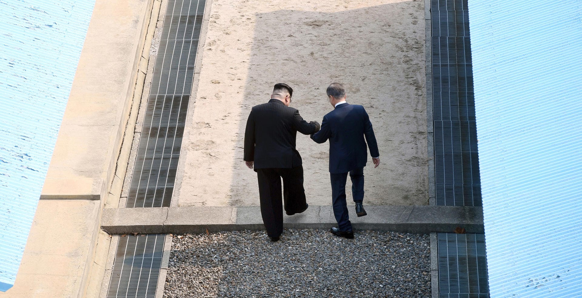 Spontan forderte Kim den südkoreanischen Präsidenten auf, seinerseits die Betonschwelle im Boden, die die Linie kennzeichnet, auch nach Norden zu überqueren. Moon betrat damit erstmals nordkoreanischen Boden, was vorher nicht erwartet worden war.