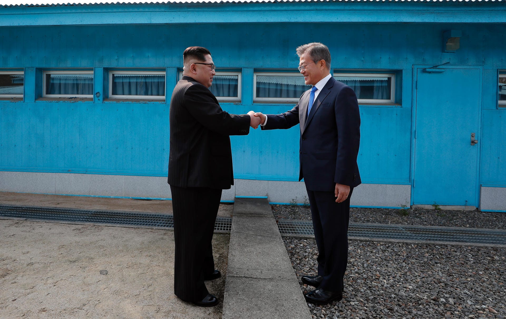 Nordkoreas Machthaber Kim Jong Un und der südkoreanische Präsident Moon Jae In haben sich im Grenzdorf Panmunjom zu bedeutenden Vereinbarungen getroffen. Gemeinsam solle der Frieden auf der koreanischen Halbinsel erreicht werden, so die Staatschefs vor ihrem Gespräch.