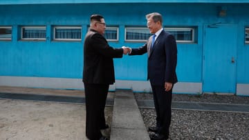 Nordkoreas Machthaber Kim Jong Un und der südkoreanische Präsident Moon Jae In haben sich im Grenzdorf Panmunjom zu bedeutenden Vereinbarungen getroffen. Gemeinsam solle der Frieden auf der koreanischen Halbinsel erreicht werden, so die Staatschefs vor ihrem Gespräch.