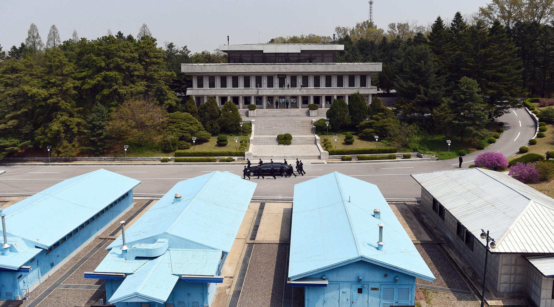 Als erster nordkoreanische Staatschef seit dem Ende des Korea-Krieges (1950-53) hat Kim dafür südkoreanischen Boden betreten. Zuvor fuhr er mit seiner Limousine in des Grenzdorf Panmunjom zwischen Nord- und Südkorea.