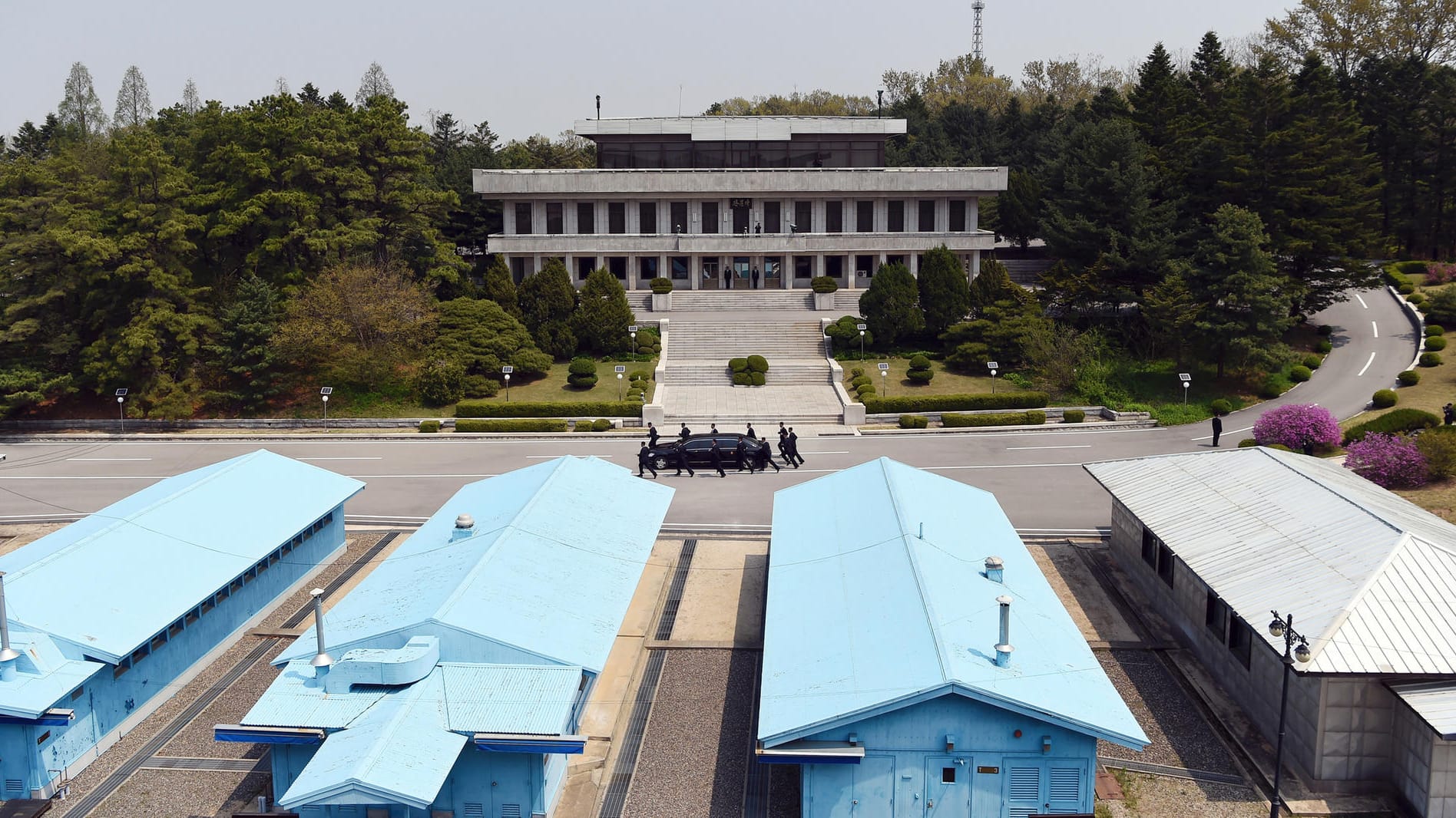 Als erster nordkoreanische Staatschef seit dem Ende des Korea-Krieges (1950-53) hat Kim dafür südkoreanischen Boden betreten. Zuvor fuhr er mit seiner Limousine in des Grenzdorf Panmunjom zwischen Nord- und Südkorea.