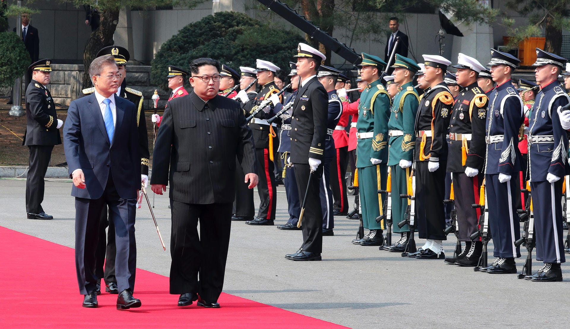 Beide marschierten an einer Ehrengarde von 300 Soldaten aller drei Waffengattungen der südkoreanischen Streitkräfte vorbei.