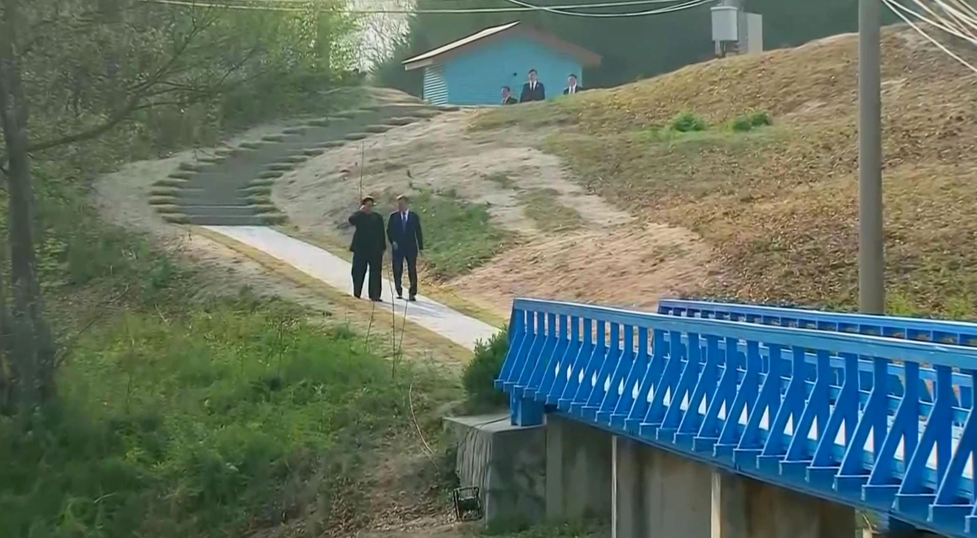 Danach sprachen Kim und Moon miteinander, während sie über eine nahegelegene Brücke gingen.