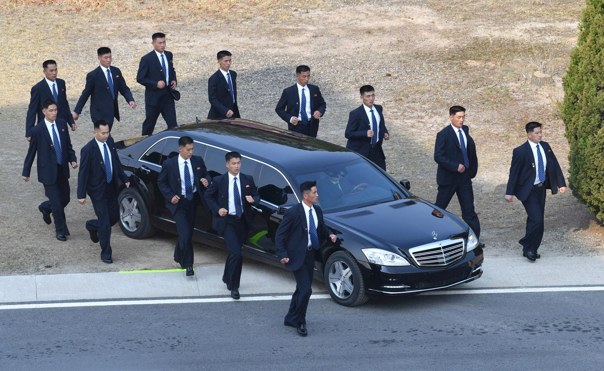 Das Auto wurde dabei von zahlreichen Bodyguards bewacht. Kim wurde direkt an der Demarkationslinie in der gemeinsamen Sicherheitszone von Moon Jae In empfangen