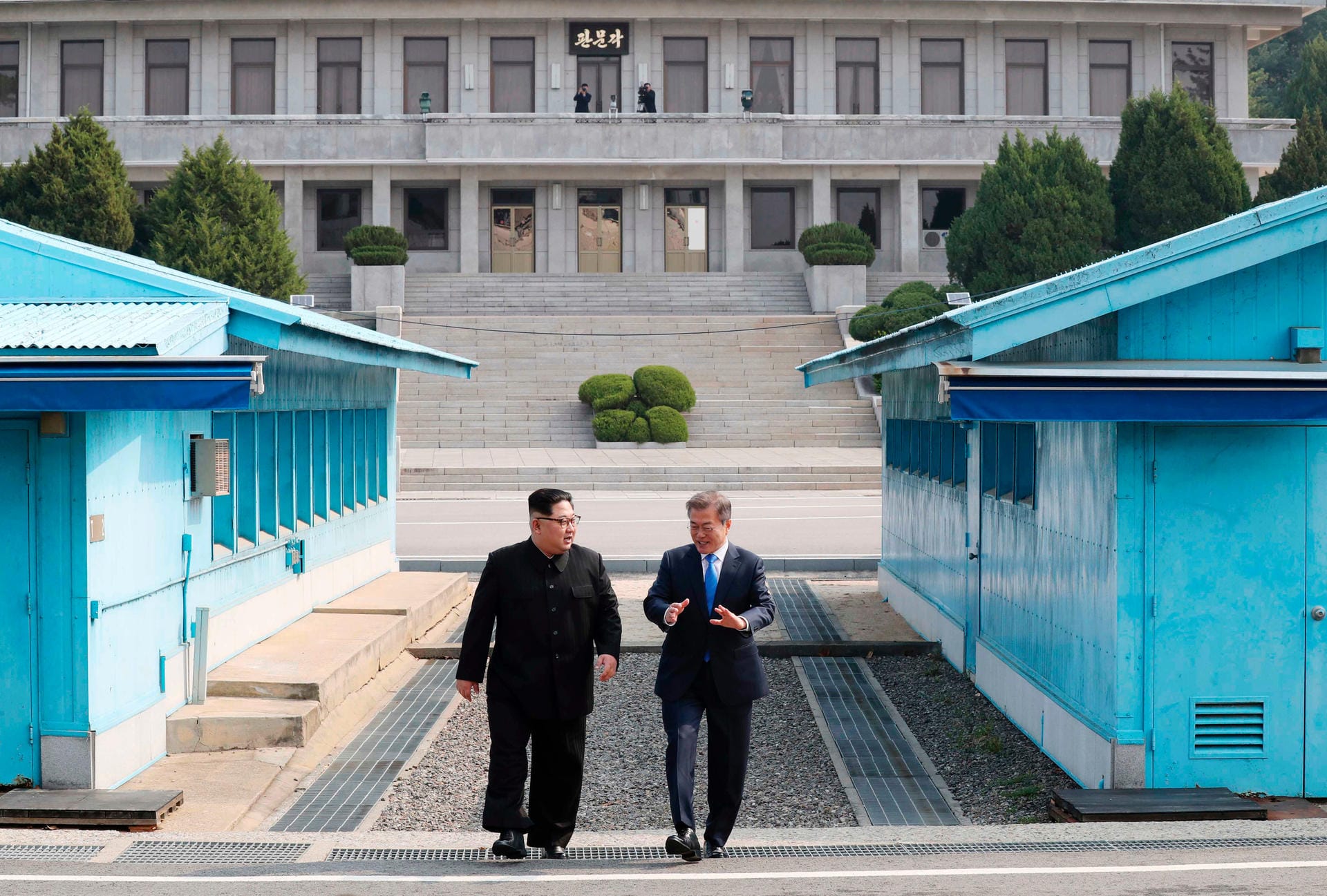 "Mit dem Moment, in dem der Vorsitzende Kim die militärische Demarkationslinie überschritten hat, wurde Panmunjom zu einem Symbol des Friedens, nicht der Teilung", sagte Südkoreas Präsident Moon zu Beginn ihrer Gespräche, der live im Fernsehen übertragen wurde.