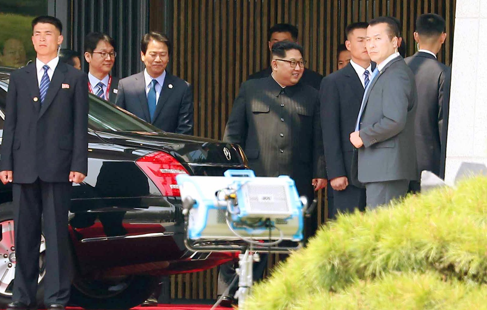 Nach den Gesprächen kehrt Kim Jong Un zu seinem Auto zurück. Zum Mittagessen fuhr er zurück nach Nordkorea. Nach dem Essen will er noch einmal auf die südkoreanische Seite zurückkehren.