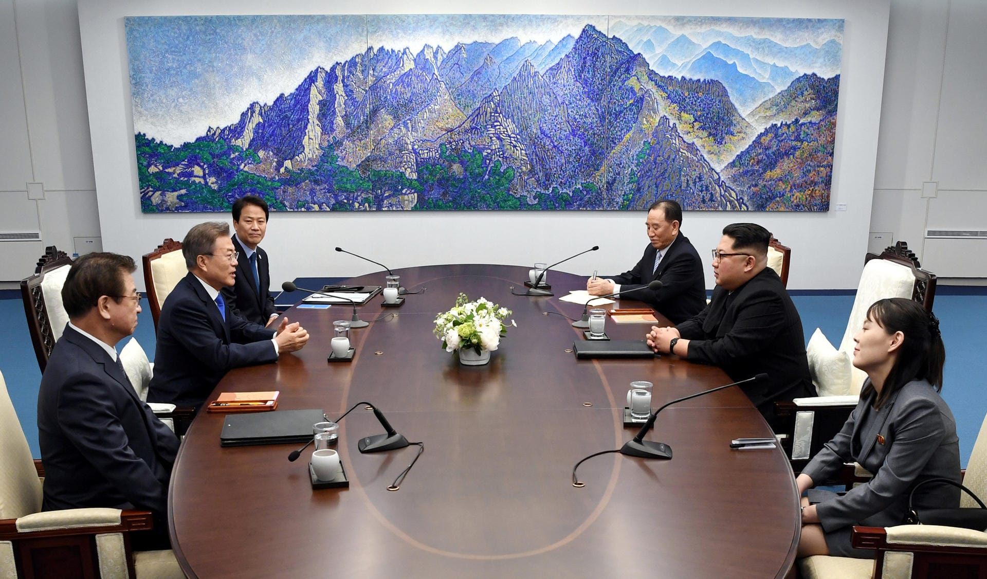 Bei dem Treffen zwischen Moon und Kim wurde historisches beschlossen. Beide Länder kündigten eine vollständige Denuklearisierung an. Zudem soll über das Ende des Korea-Krieges verhandelt werden. Bislang herrscht zwischen den Staaten lediglich ein Waffenstillstand.