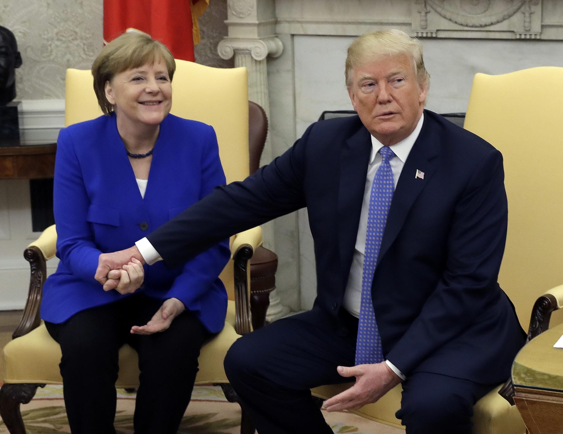 Wer Donald Trump besucht, muss darauf gefasst sein, dass er auf Tuchfühlung geht. Auch das Treffen mit Merkel bildet da keine Ausnahme.