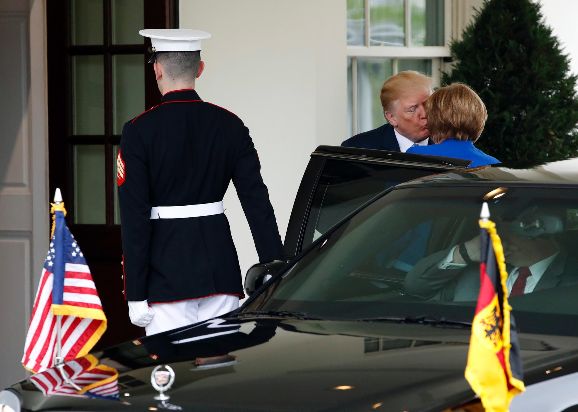 Der US-Präsident begrüßt Angela Merkel vor dem Weißen Haus: Nach einem Spannungsreichen ersten Treffen , ist der Empfang Merkels von Donald Trump diesmal erstaunlich herzlich.