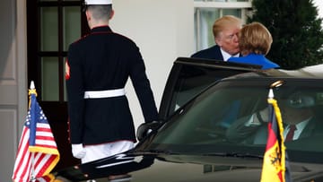 Der US-Präsident begrüßt Angela Merkel vor dem Weißen Haus: Nach einem Spannungsreichen ersten Treffen , ist der Empfang Merkels von Donald Trump diesmal erstaunlich herzlich.