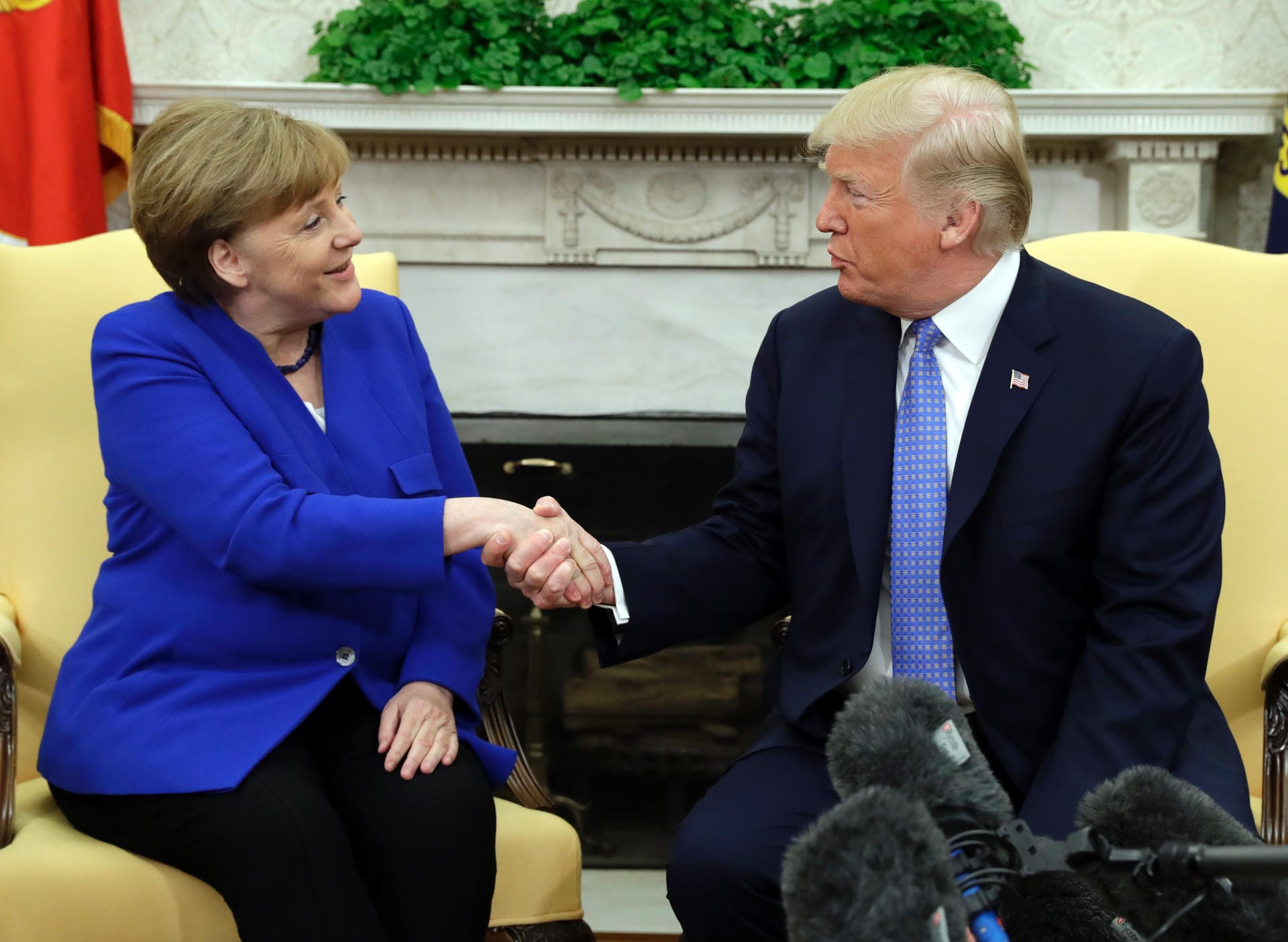 Während beim Ersten Treffen nur wiederwillig die Hand gereicht wurde, kam der Handshake diesmal von Donald Trump: "Wir haben eine sehr großartige Beziehung", Angela Merkel ist eine "außergewöhnliche Frau".