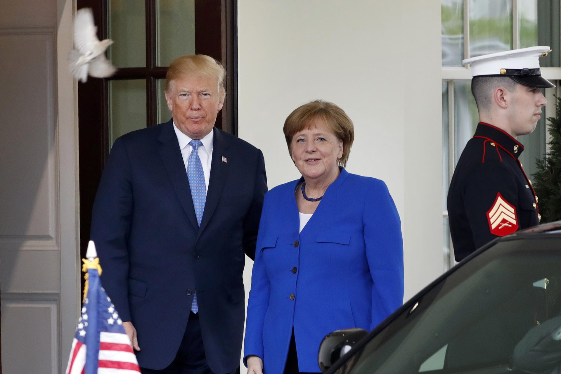 Die beiden Staatsoberhäupter vor dem Betreten des Regierungssitz: Bevor sie ihr Gespräch beginnen, dürfen Fotos gemacht werden. Trump lobt die Beziehung zur Bundeskanzlerin.