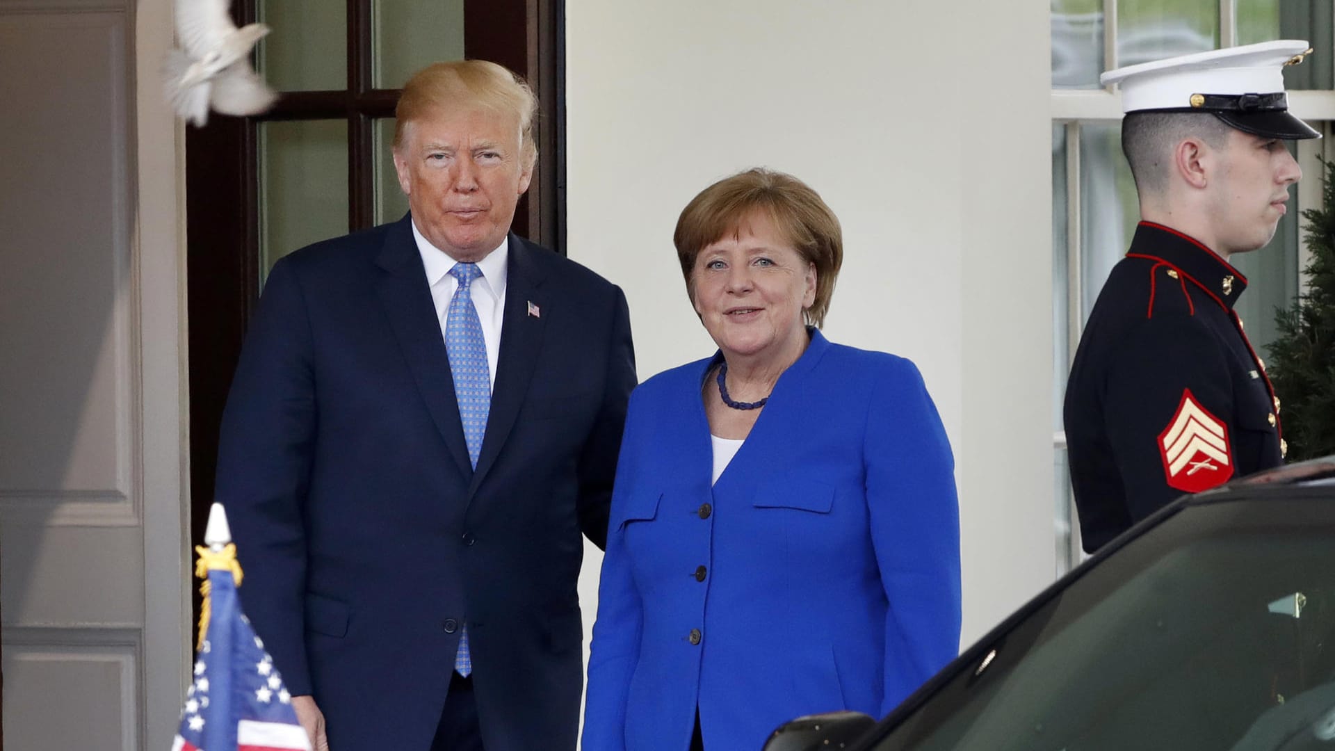 Die beiden Staatsoberhäupter vor dem Betreten des Regierungssitz: Bevor sie ihr Gespräch beginnen, dürfen Fotos gemacht werden. Trump lobt die Beziehung zur Bundeskanzlerin.