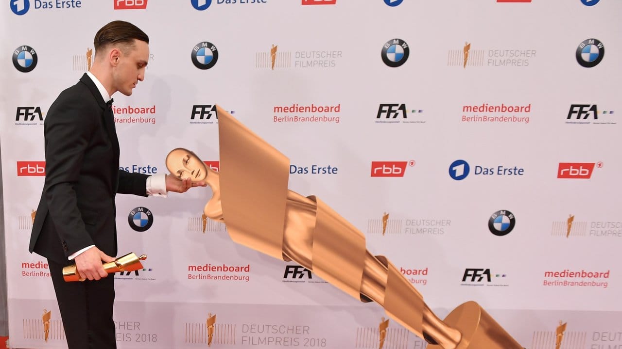 Franz Rogowski hält die Lola fest. Franz Rogowski hält die Lola fest.