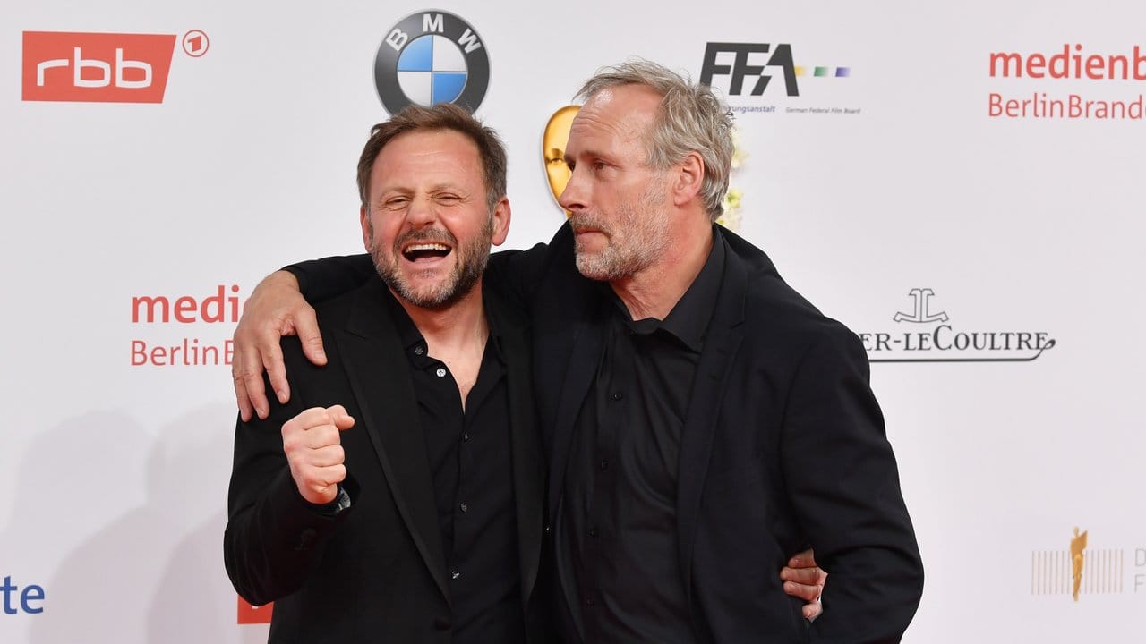 Arm in Arm: Die Schauspieler Samuel Finzi (l) und Wolfram Koch. Arm in Arm: Die Schauspieler Samuel Finzi (l) und Wolfram Koch.