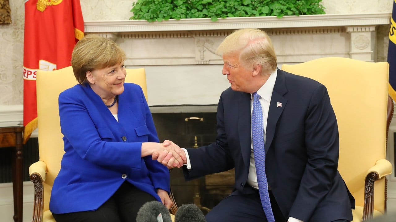 Handschlag im Oval Office: Bundeskanzlerin Angela Merkel und US-Präsident Donald Trump. Handschlag im Oval Office: Bundeskanzlerin Angela Merkel und US-Präsident Donald Trump.