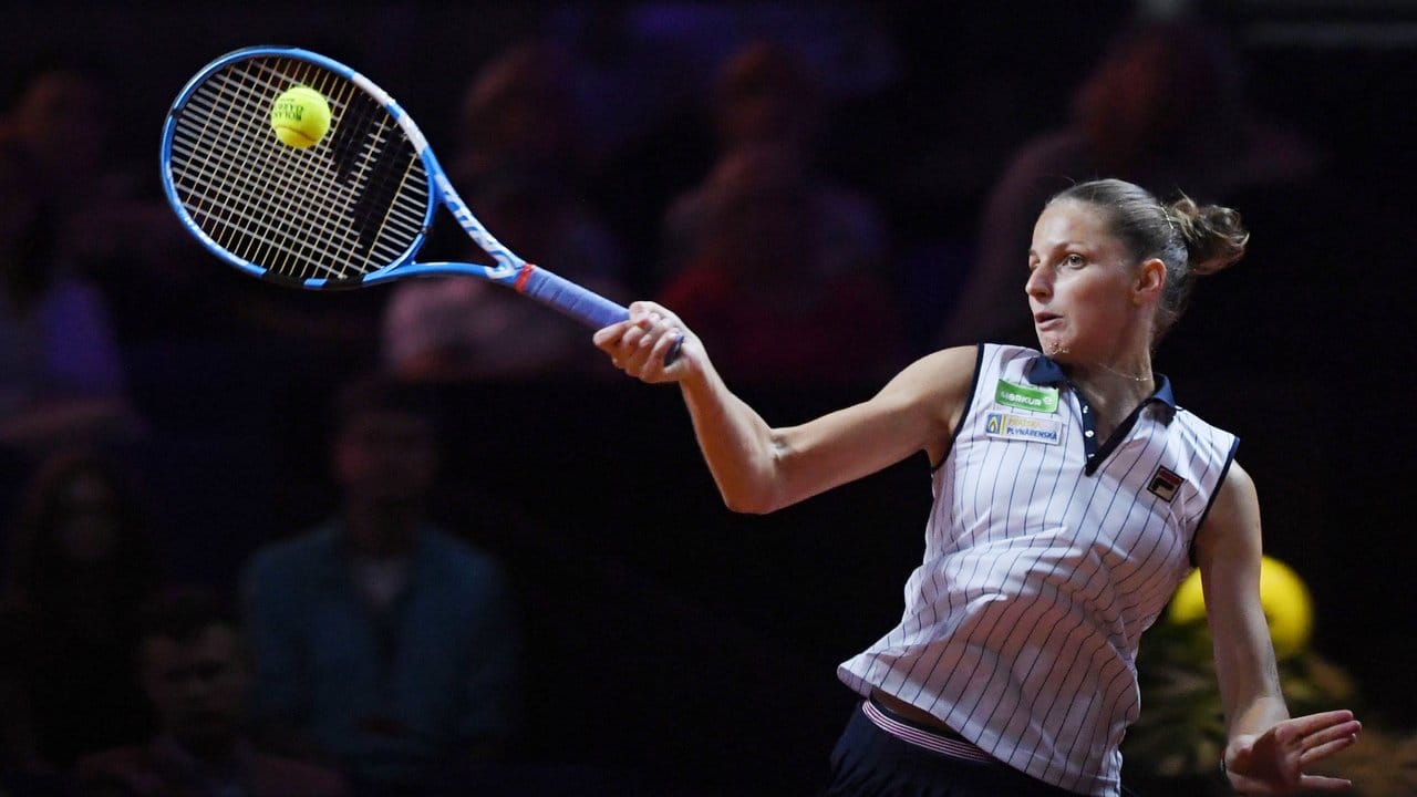 Karolina Pliskova aus Tschechien spielt im Finale von Stuttgart gegen Coco Vandeweghe aus den USA. Karolina Pliskova aus Tschechien spielt im Finale von Stuttgart gegen Coco Vandeweghe aus den USA.