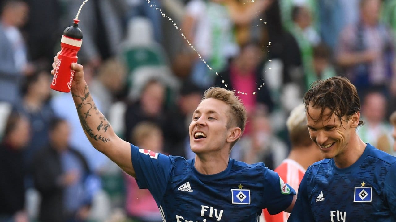 Lewis Holtby (l) und Albin Ekdal feiern den 3:1-Sieg des Hamburger SV in Wolfsburg. Lewis Holtby (l) und Albin Ekdal feiern den 3:1-Sieg des Hamburger SV in Wolfsburg.