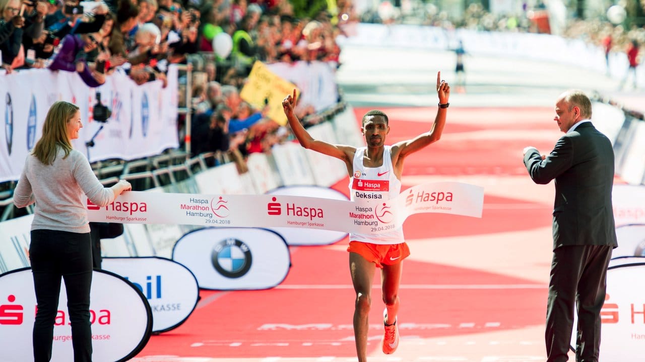 Solomon Deksisa aus Äthiopien jubelt über den Sieg beim Hamburg Marathon.