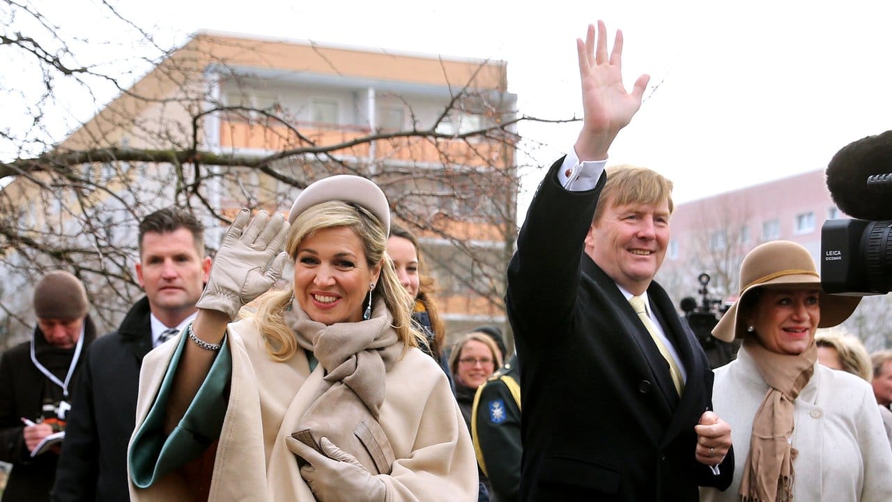 Zu Besuch in Leipzig: König Willem-Alexander der Niederlande und seine Frau, Königin Máxima winken in die Menge (2017). Zu Besuch in Leipzig: König Willem-Alexander der Niederlande und seine Frau, Königin Máxima winken in die Menge (2017).